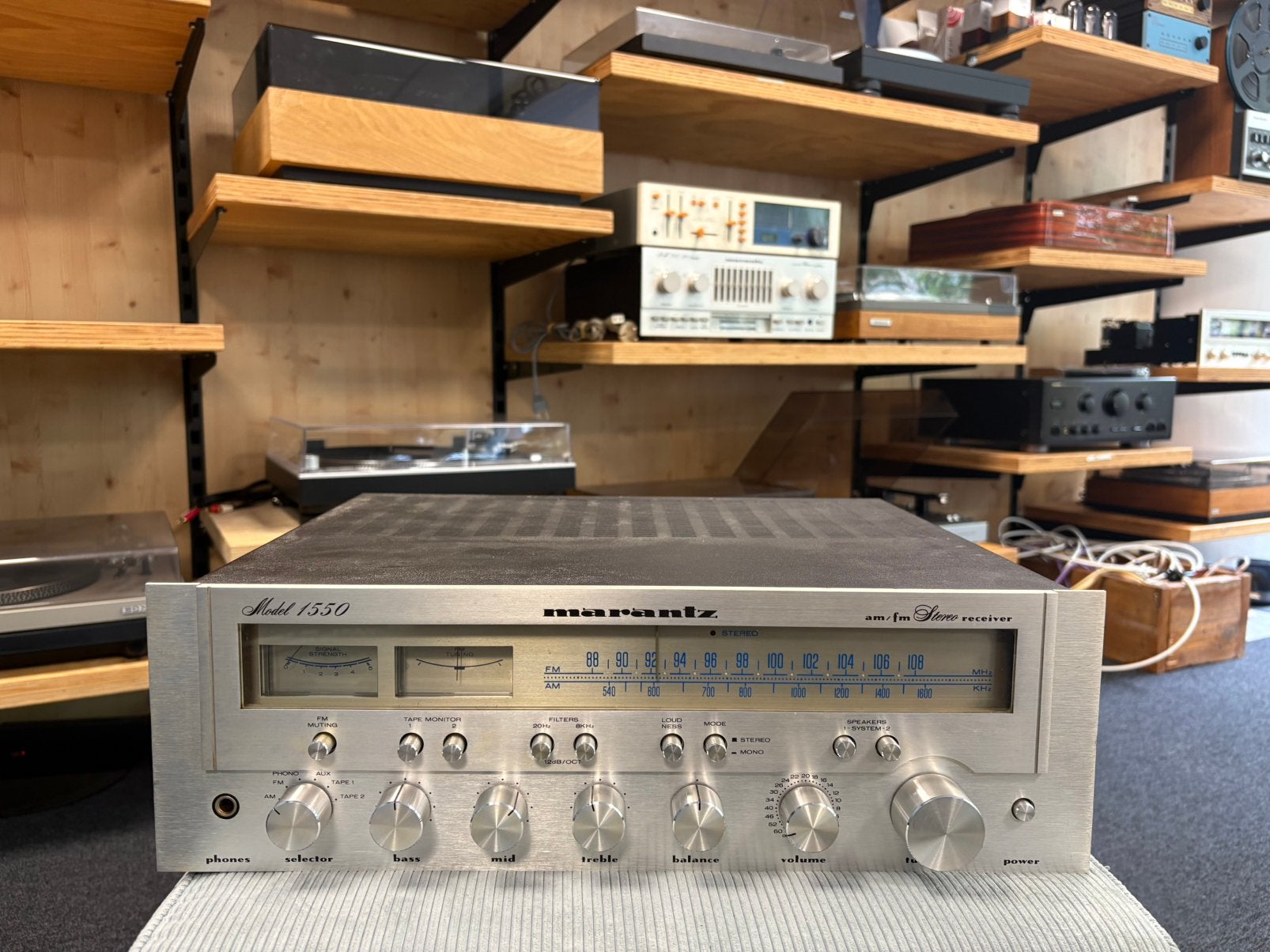 Marantz 1550 receiver defect as is, Audio, Tv en Foto, Versterkers en Receivers, Ophalen, Marantz