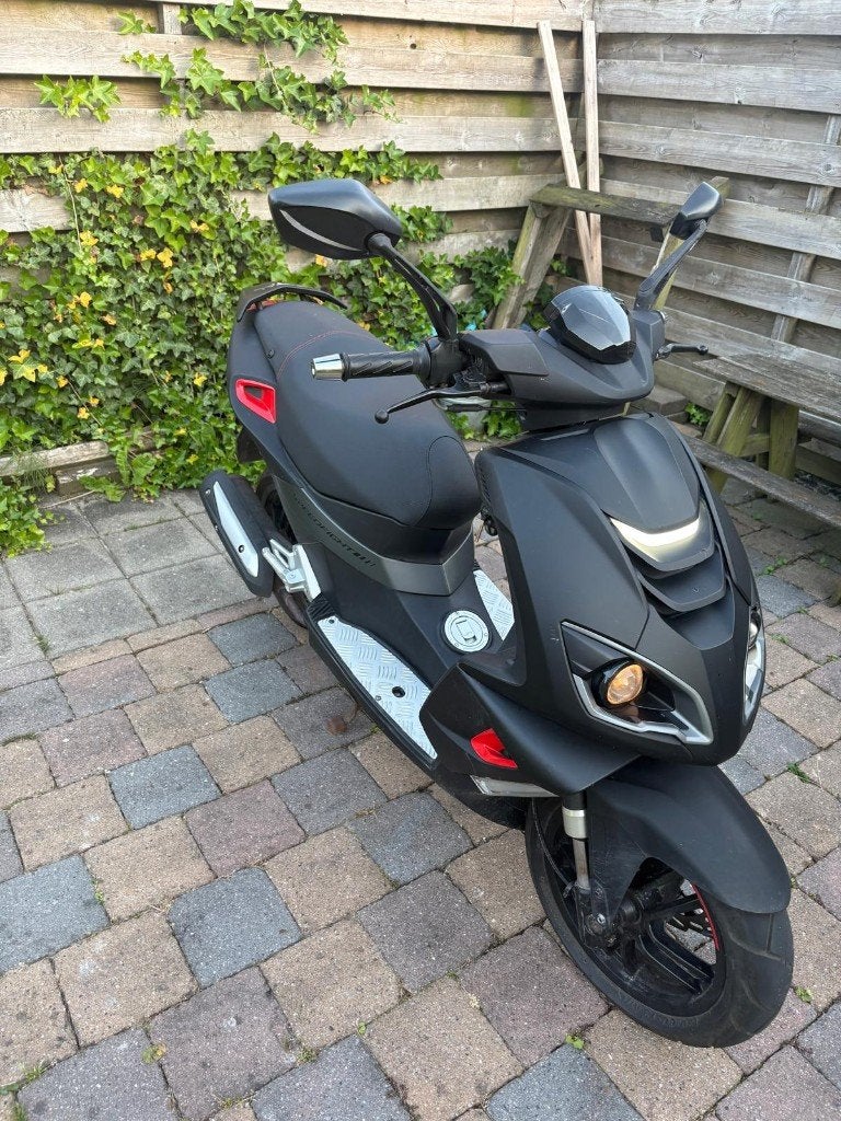 Speedfight 4 2020 | 17.000 km | Matzwart/Rood, Fietsen en Brommers, Scooters | Peugeot, Ophalen, Maximaal 45 km/u, Zo goed als nieuw