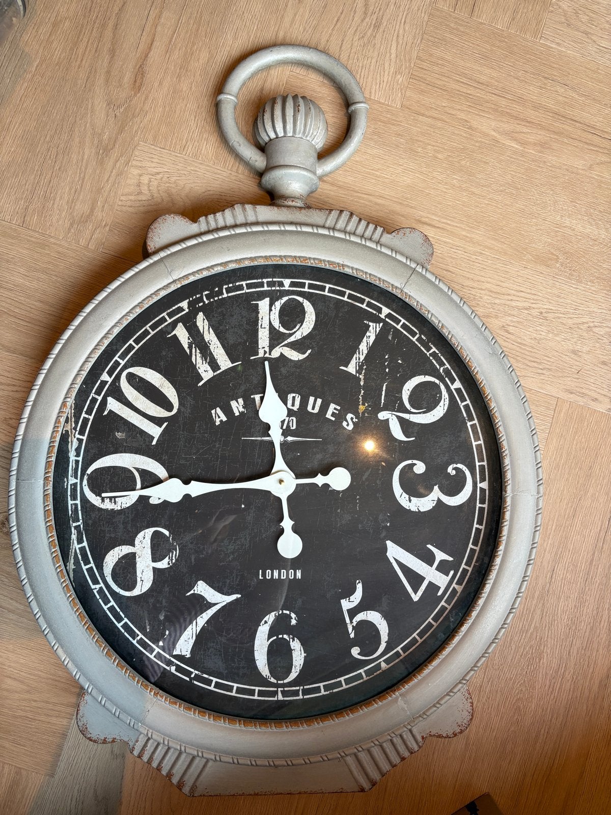 Grote antieke zakhorloge wandklok, Ophalen