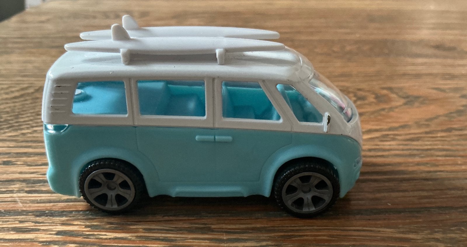 Volkswagen bus auto met  surfplanken op het dak 10.1 CM, Hobby en Vrije tijd, Modelauto's | Overige schalen, Ophalen, Gebruikt