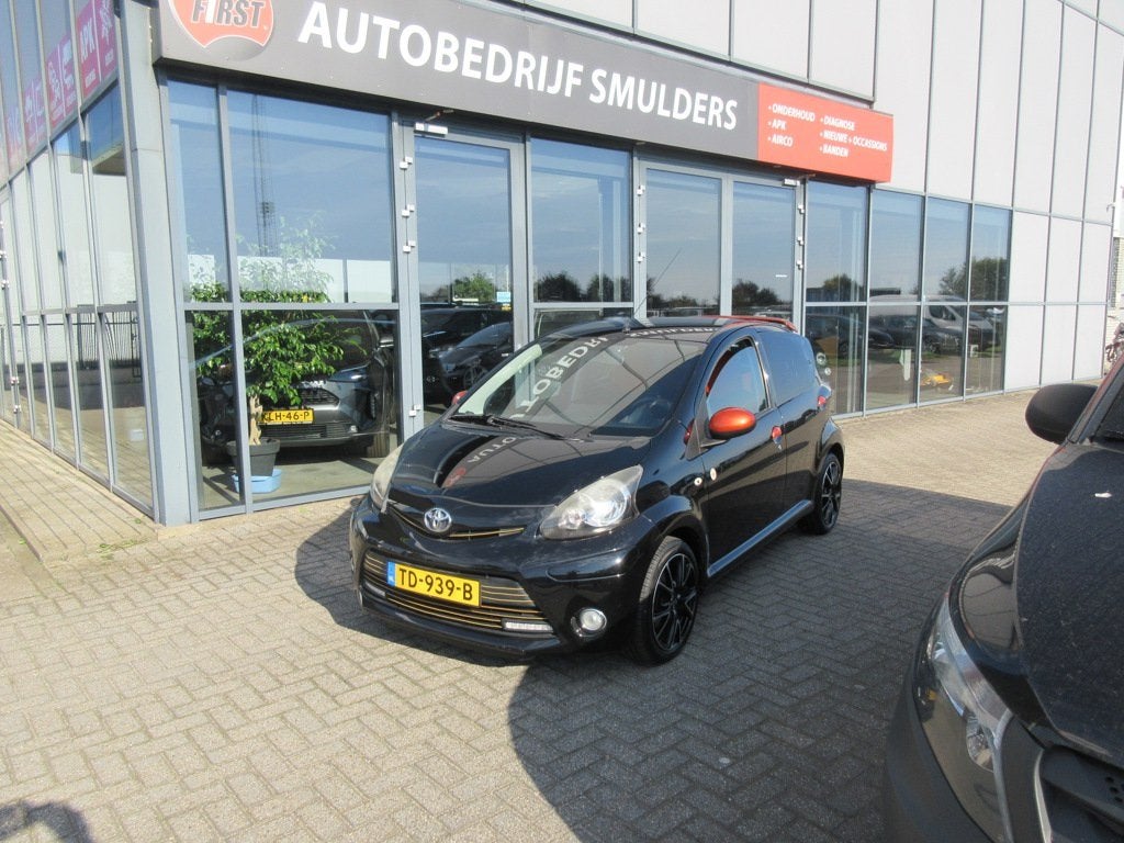 Toyota Aygo 1.0 VVT-i Dynamic Orange, Euro 5, Gebruikt, 4 stoelen, Bedrijf