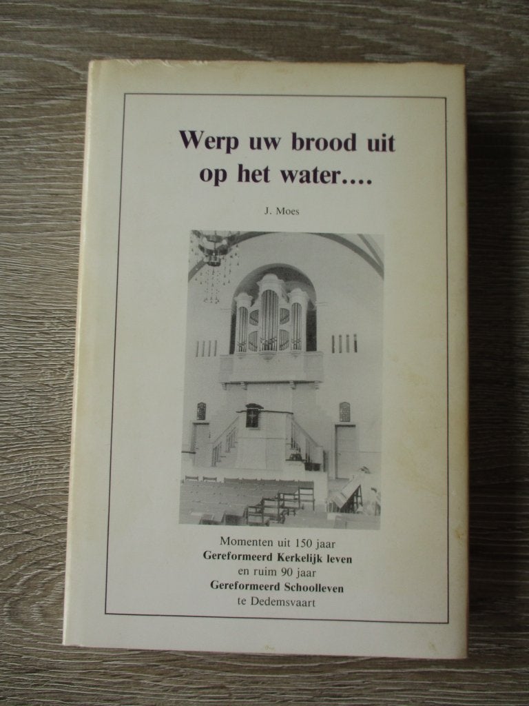 Werp uw brood op het water - J. Moes, Ophalen of Verzenden, Gelezen
