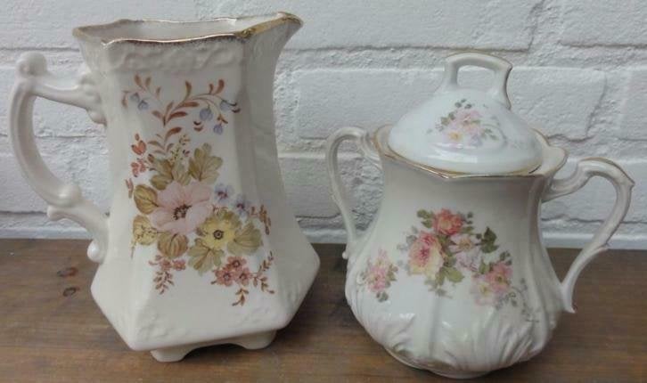 Sierlijke brocante off white kan met pastel bloemen, Ophalen of Verzenden