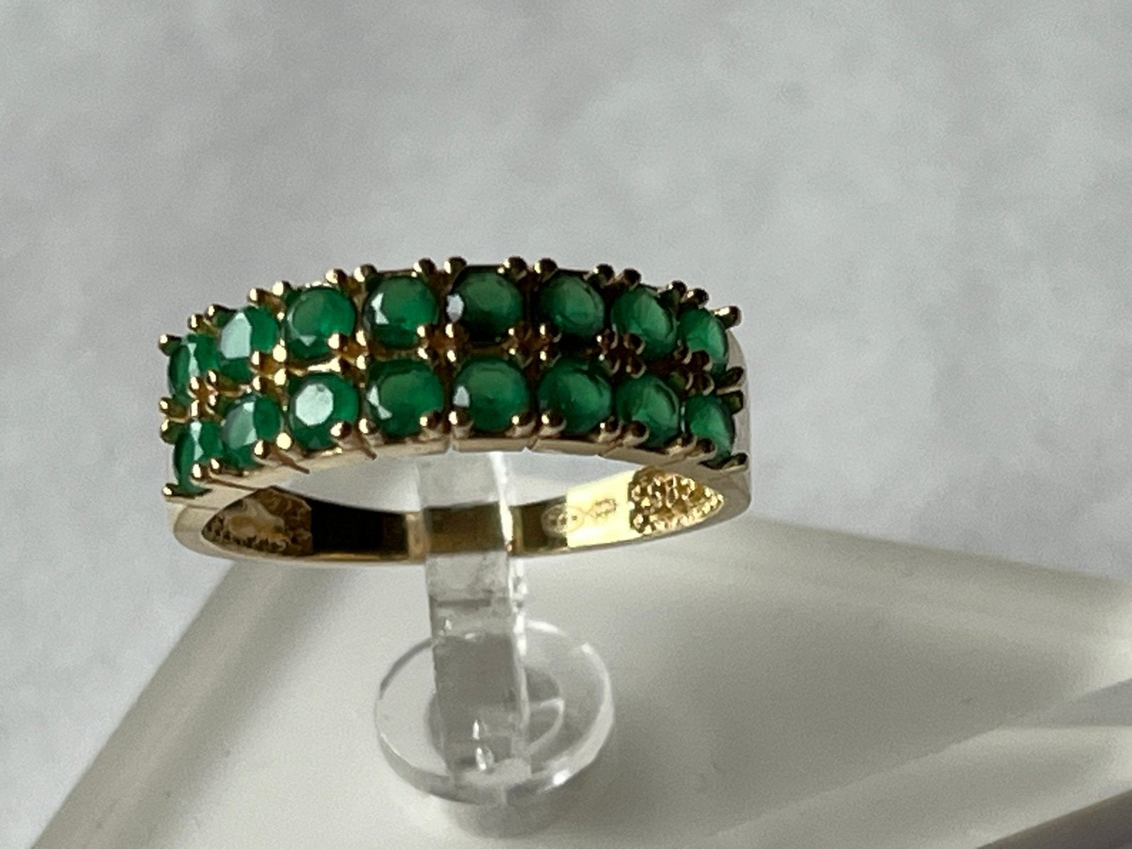 Prachtige dubbele gouden ring met smaragd, 14 CT, maat 17,25, Verzenden, Zo goed als nieuw, 17 tot 18, Met edelsteen