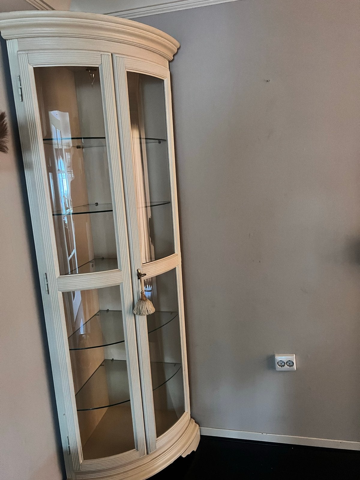 Elegante vitrine hoekkast met glazen deuren en planken, Ophalen, Gebruikt, 100 tot 150 cm, 150 tot 200 cm
