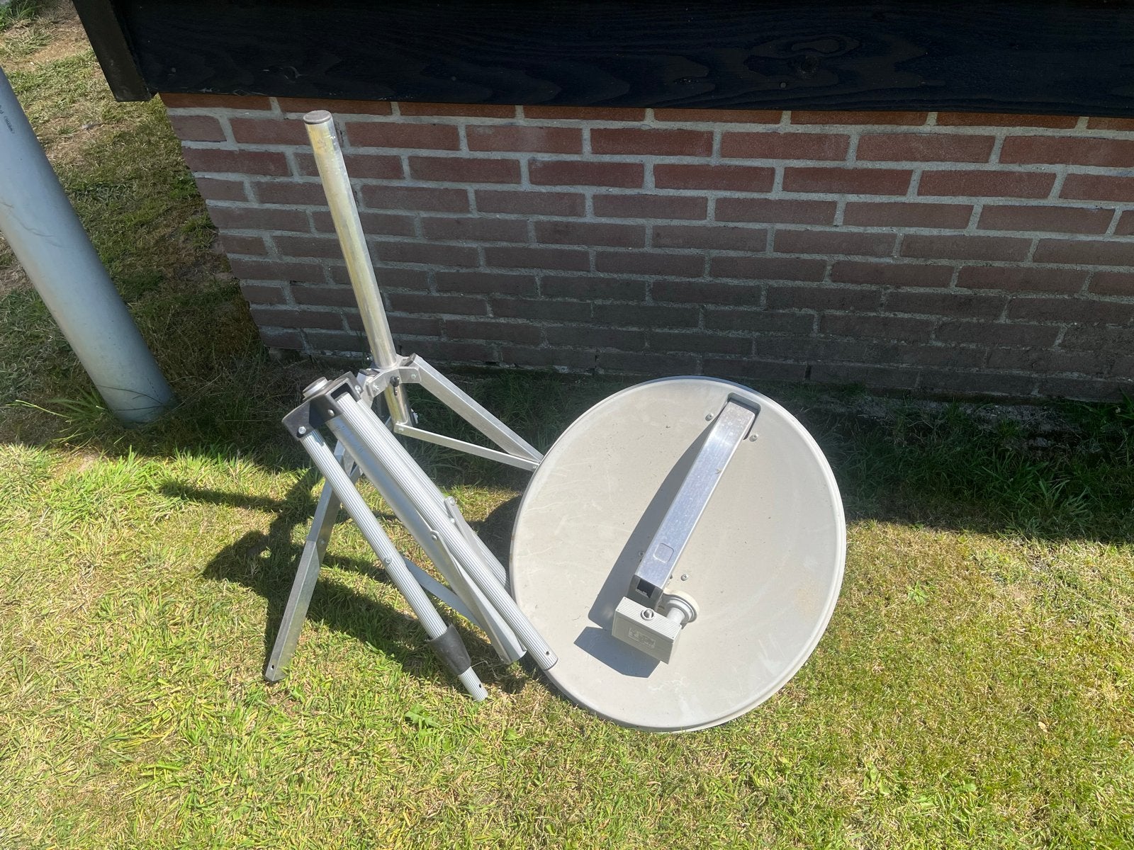 Schotelantenne met statief - Ideaal voor camping of caravan, Ophalen, Gebruikt, (Schotel)antenne, Overige merken