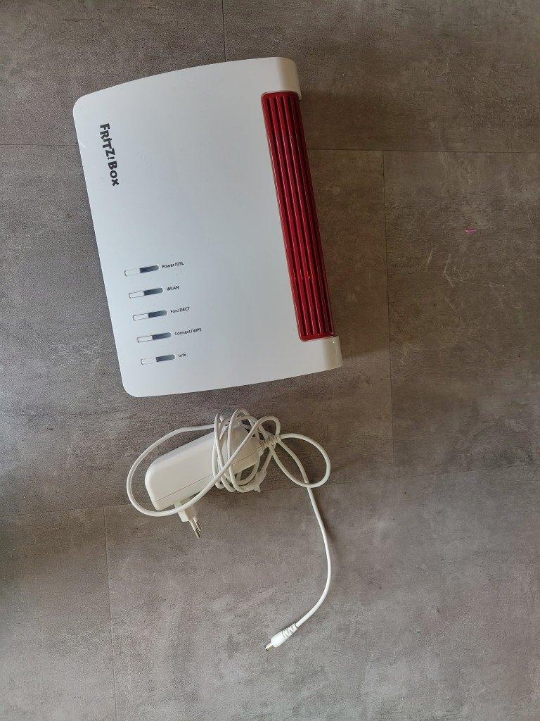 Fritzbox 7590 inc. voeding, Ophalen of Verzenden, Zo goed als nieuw, Router met modem, AVM FRITZ!Box