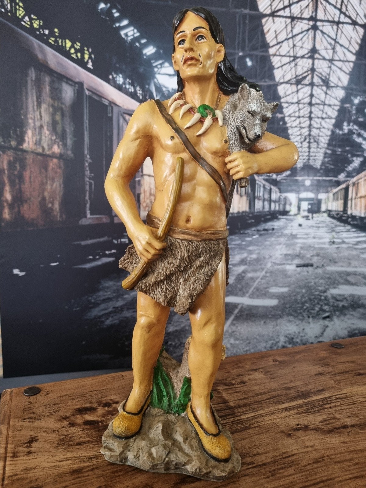 Indianenbeeld met wolf - Decoratief figuur, Ophalen, 20 - 50 cm, Beeld, Overige stijlen