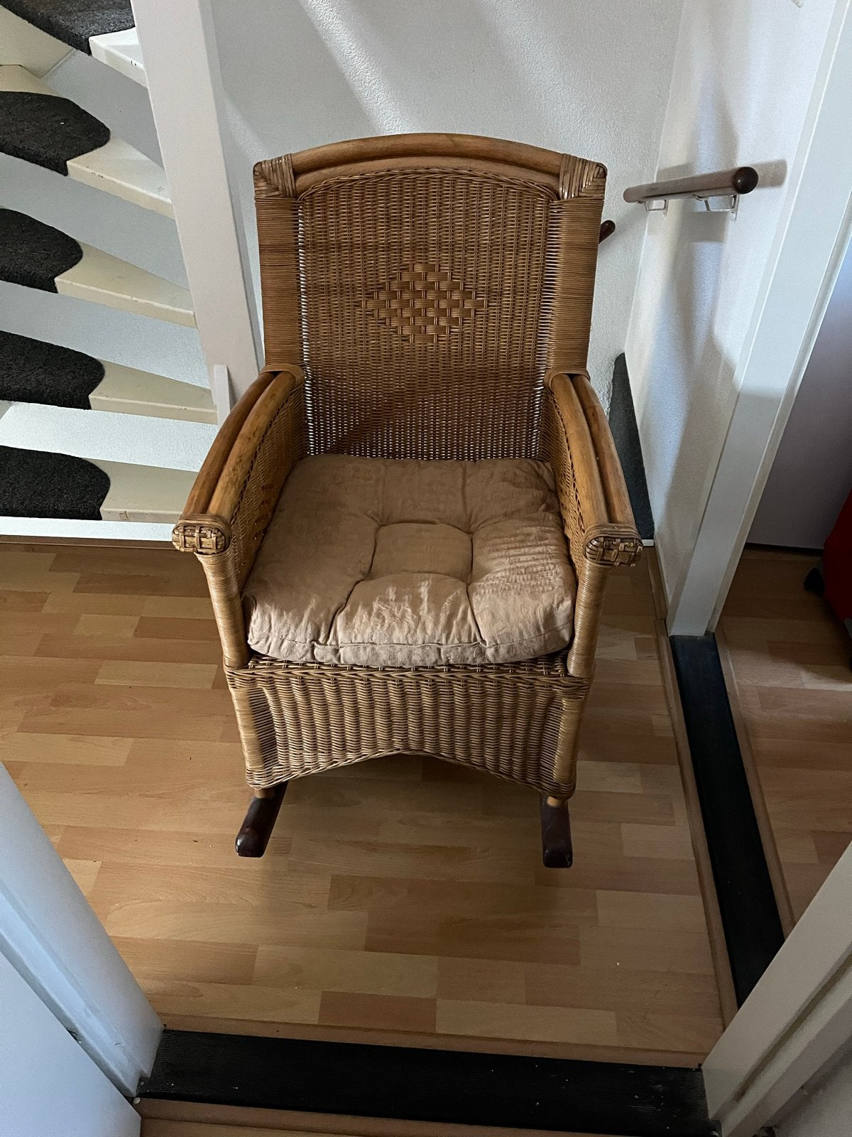 Comfortabele rieten schommelstoel met kussen, Huis en Inrichting, Ophalen, Gebruikt, Bruin, Riet of Rotan