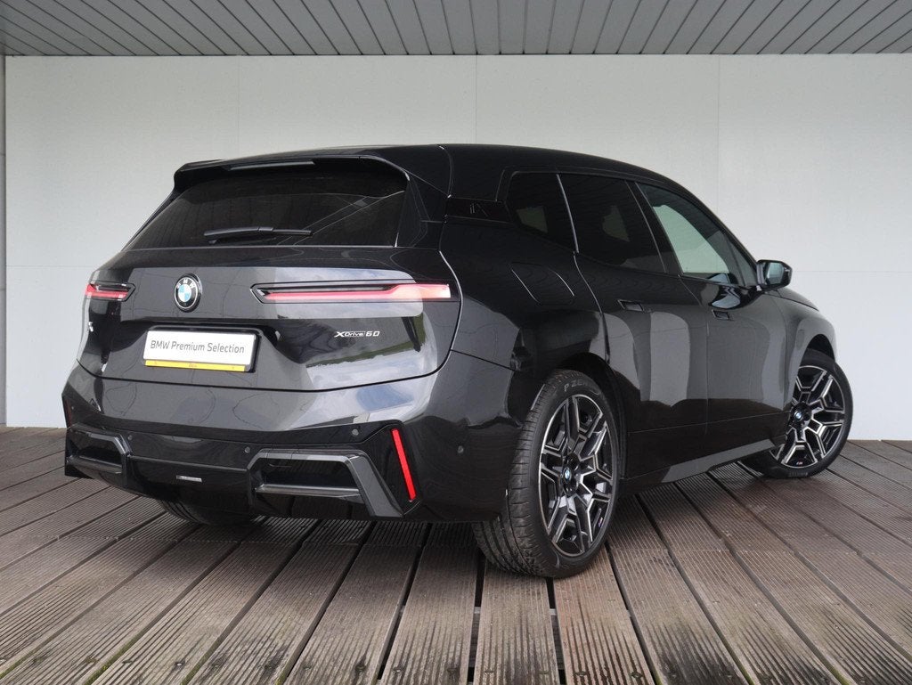 BMW iX xDrive60 | M Sportpakket Pro | Innovation Pack | Harm, Auto's, BMW, Stof, Zwart, Met garantie (alle), Zwart