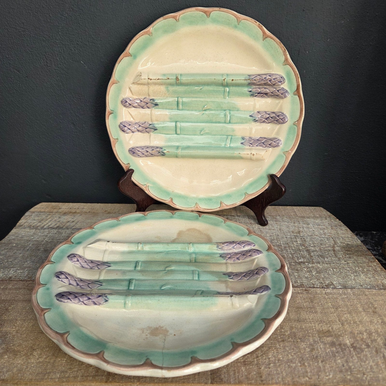 Set van 2 barbotine aardewerk asperge borden, antiek!, Ophalen of Verzenden