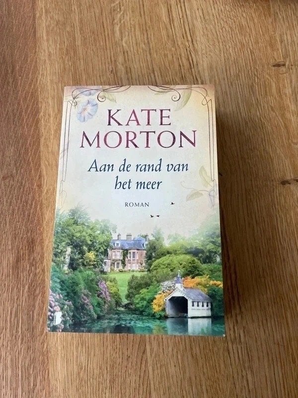 Kate Morton - Aan de rand van het meer - paperback, Ophalen of Verzenden, Zo goed als nieuw, Kate Morton