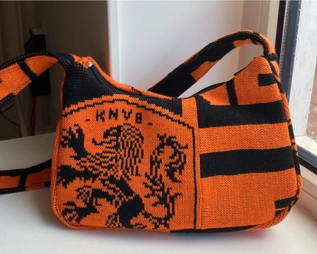 KNVB Oranje Schoudertasje - Gebreid Design GEZOCHT!!, Ophalen of Verzenden, Gebruikt, Oranje, Schoudertasje