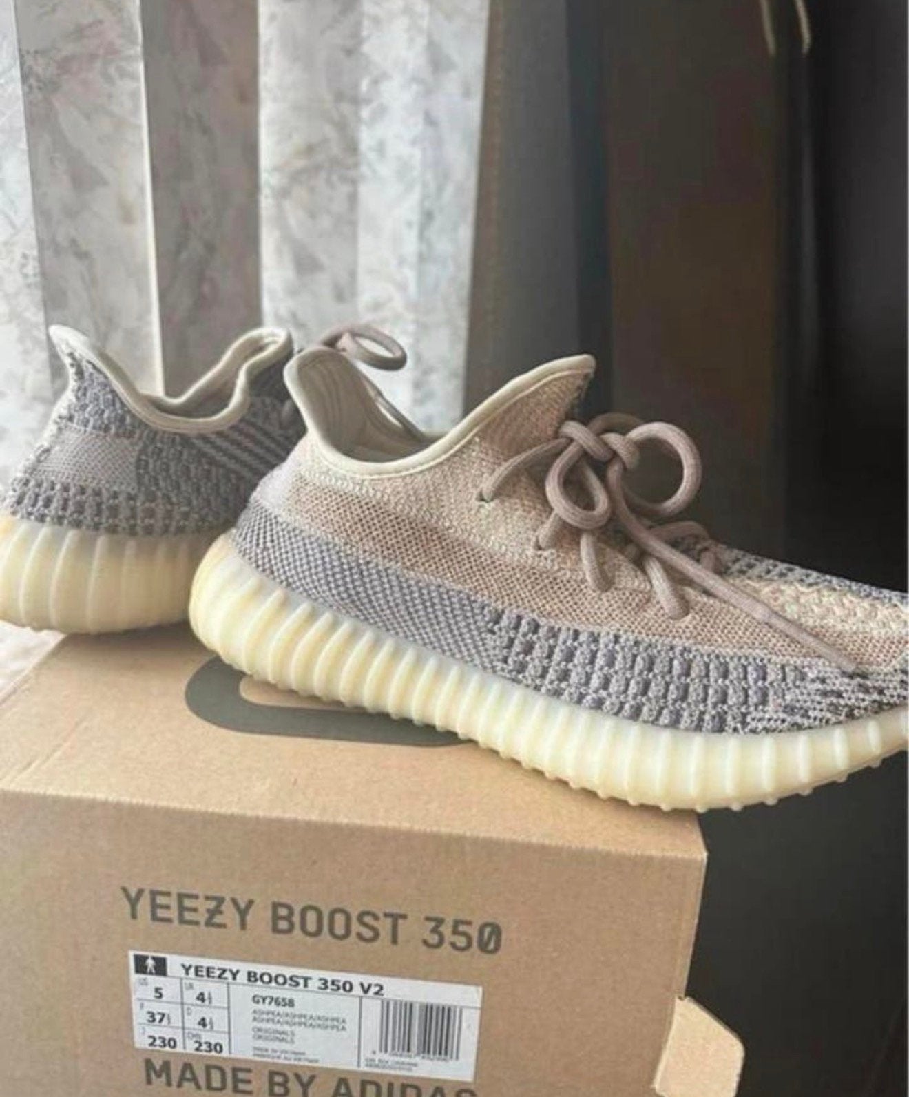 Yeezy Ash Pearl Originals 350 V2- Maat 37,5, Ophalen of Verzenden, Zo goed als nieuw, Sneakers of Gympen