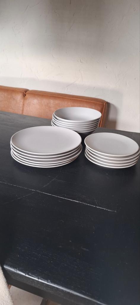 IKEA servies - Borden en kommen (lichtgrijs), Gebruikt, Keramiek, Ophalen of Verzenden, Bord(en)