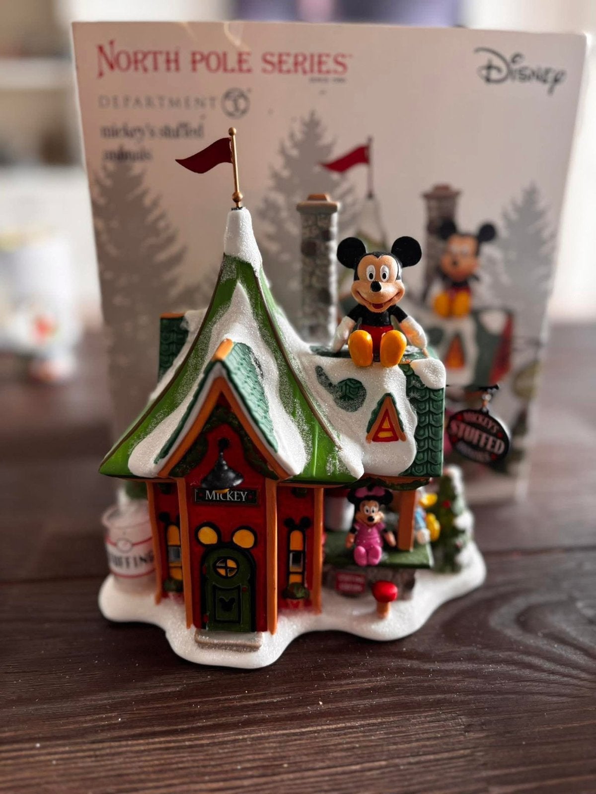 Disney kerst dorp department 56 mickey’s plush shop, Ophalen of Verzenden, Zo goed als nieuw