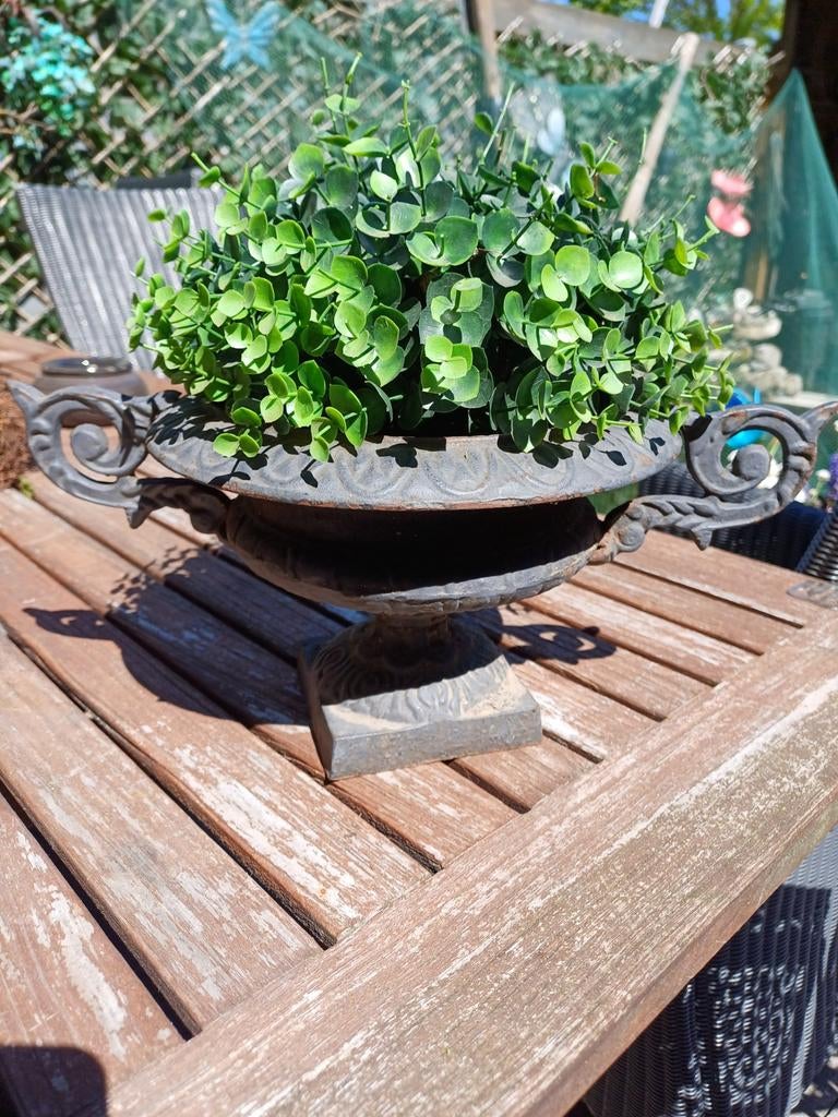 Prachtige oude gietijzeren vaas/pot, Tuin en Terras, Ophalen, Zo goed als nieuw