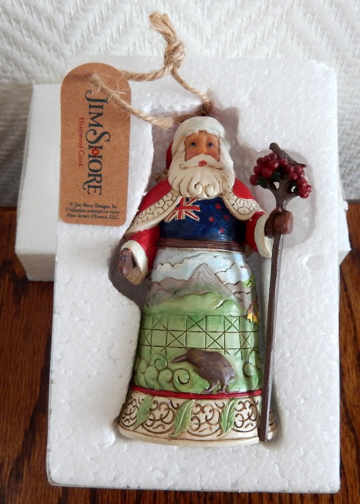 Jim Shore, 6011685 Nieuw Zeeland Santa hang ornament., Verzamelen, Beelden en Beeldjes, Ophalen, Nieuw, Overige typen