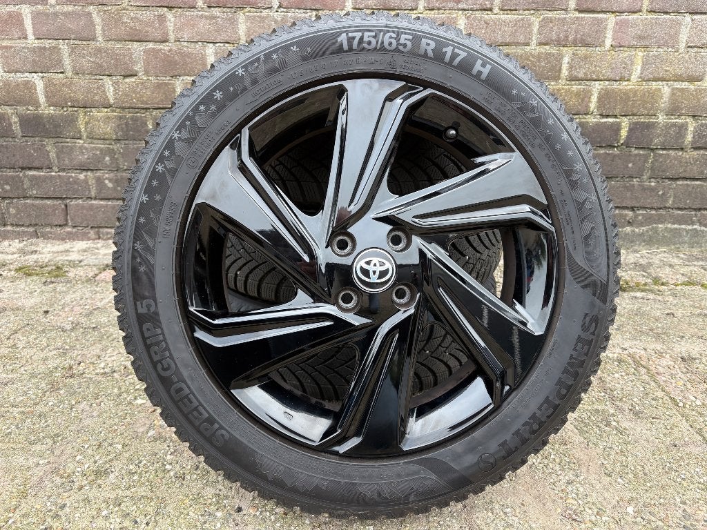 Toyota Aygo X OEM 17 inch winterset 175-65-17, Auto-onderdelen, Gebruikt, 175 mm, Banden en Velgen, 17 inch