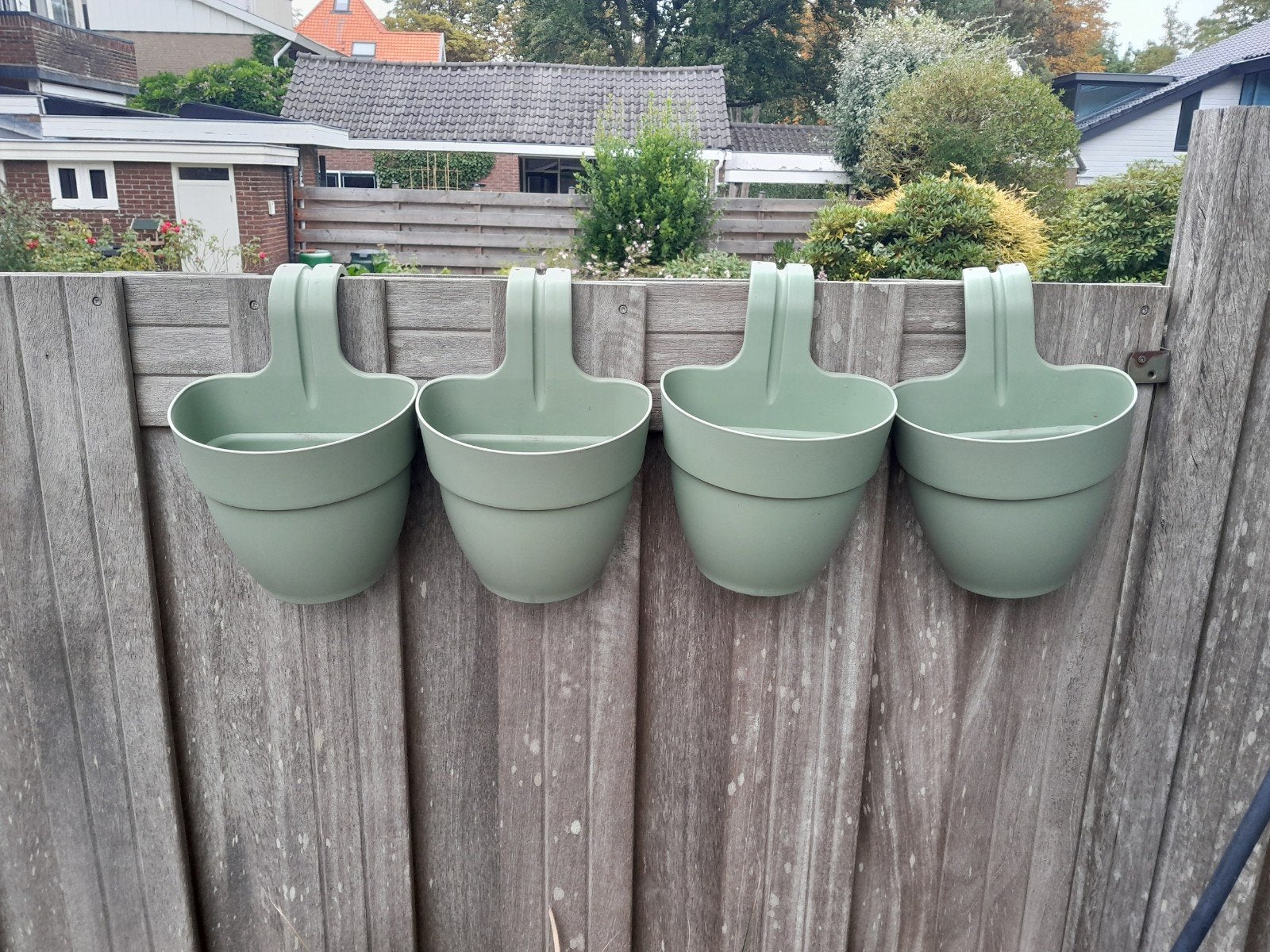 4x Groene Kunststof elho Hangende Bloempotten voor Balkon/Tu, Kunststof, Ophalen of Verzenden, Zo goed als nieuw, Overige vormen