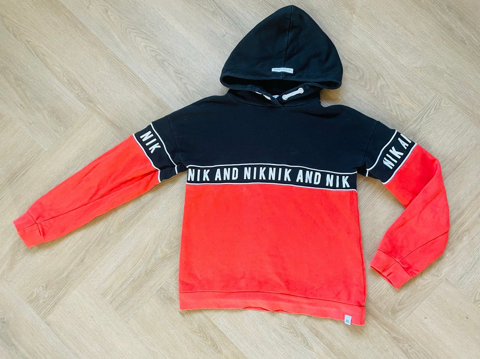 NIK&NIK leuke hoodie maat 146, Kinderen en Baby's, Verzenden, Zo goed als nieuw, Jongen, Trui of Vest