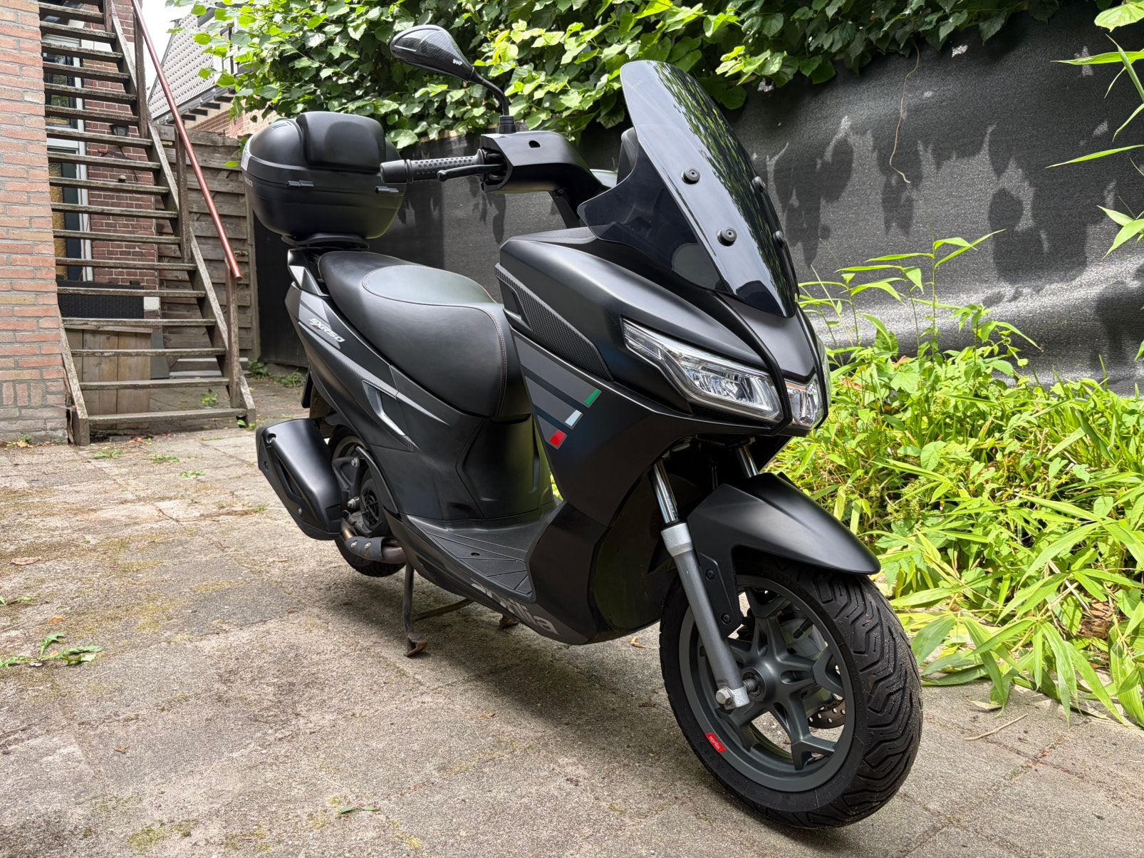 Aprilia sxr 50 matt black with red uitvoering, Ophalen, Zo goed als nieuw, Benzine, Overige modellen