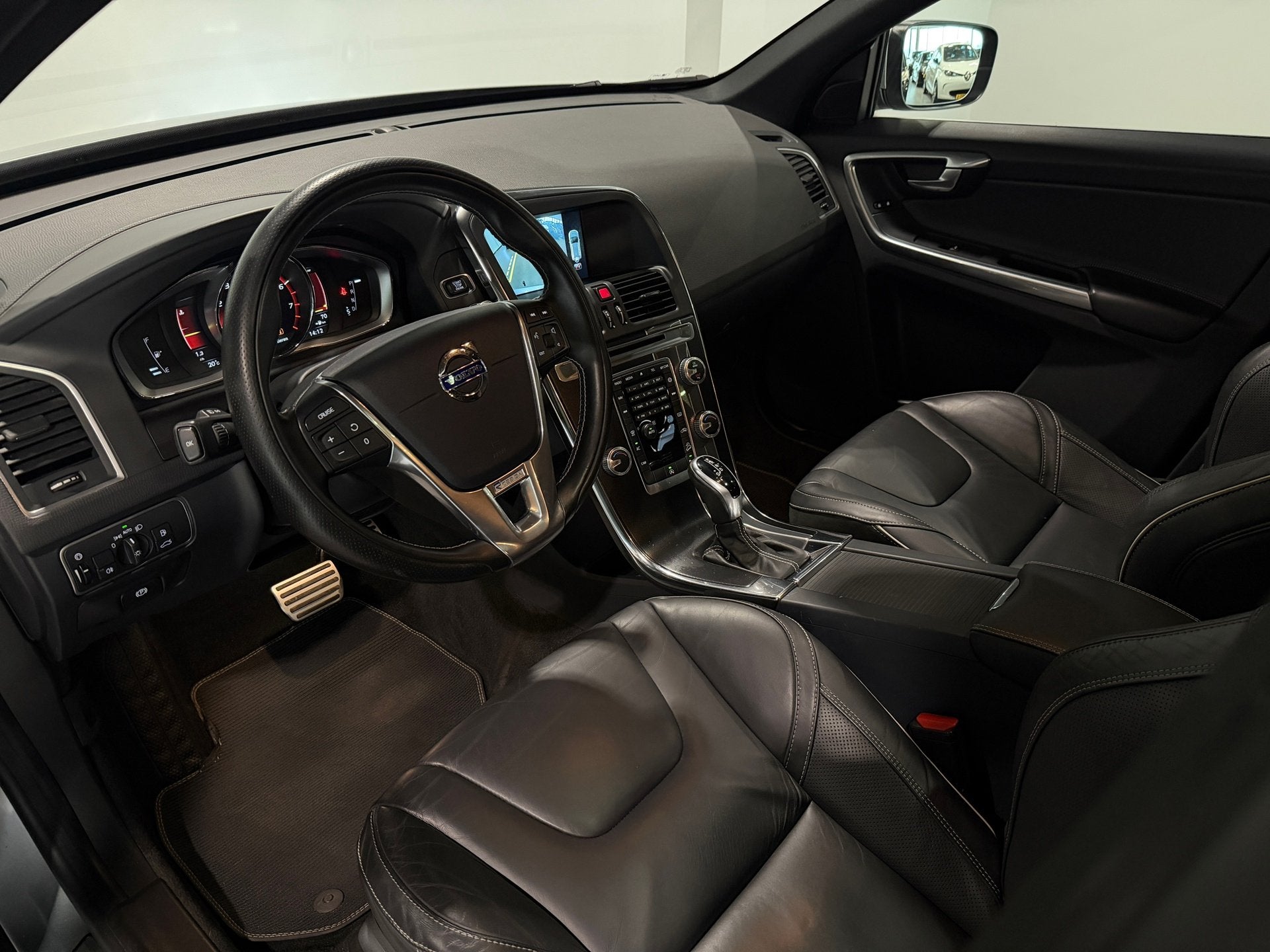 Volvo XC60 2.0 T5 Momentum R-Design Aut.|Trekhaak|Pano|Memor, 1969 cc, Bedrijf, XC60, Vierwielaandrijving