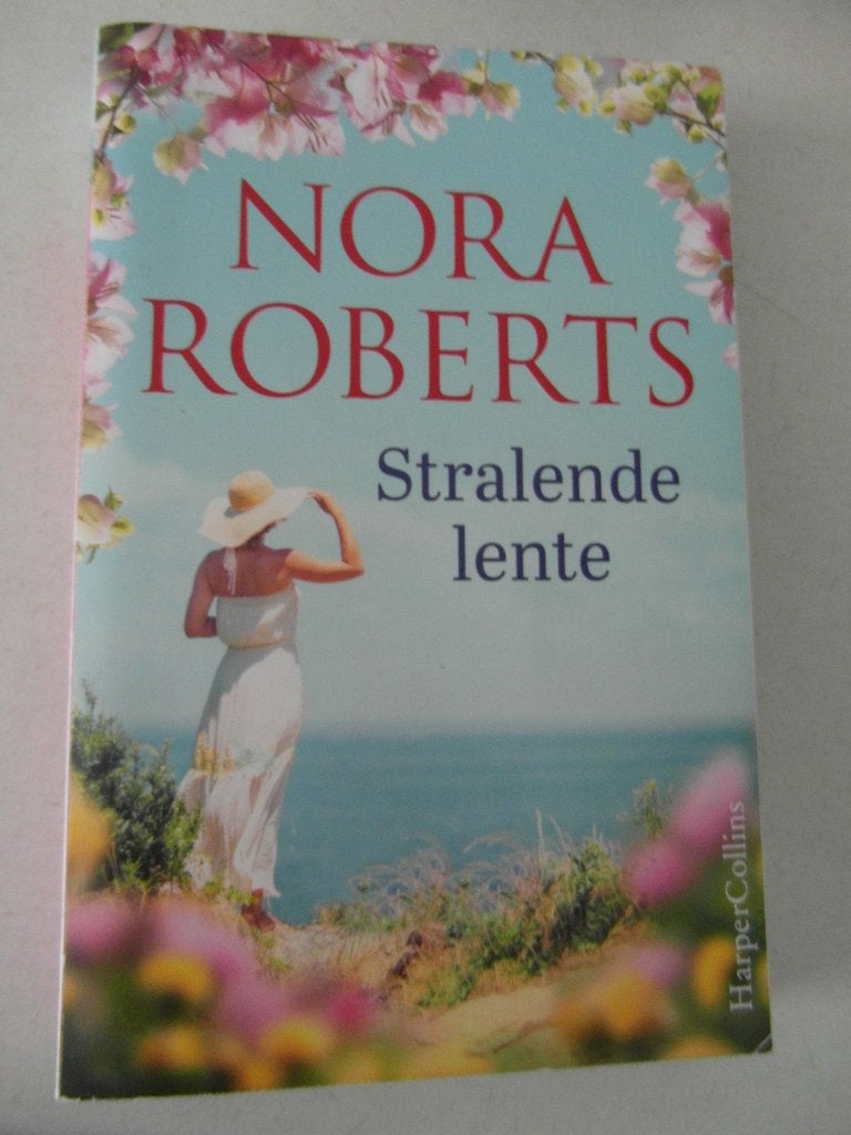 Stralende Lente,  Nora Roberts, Ophalen of Verzenden, Zo goed als nieuw
