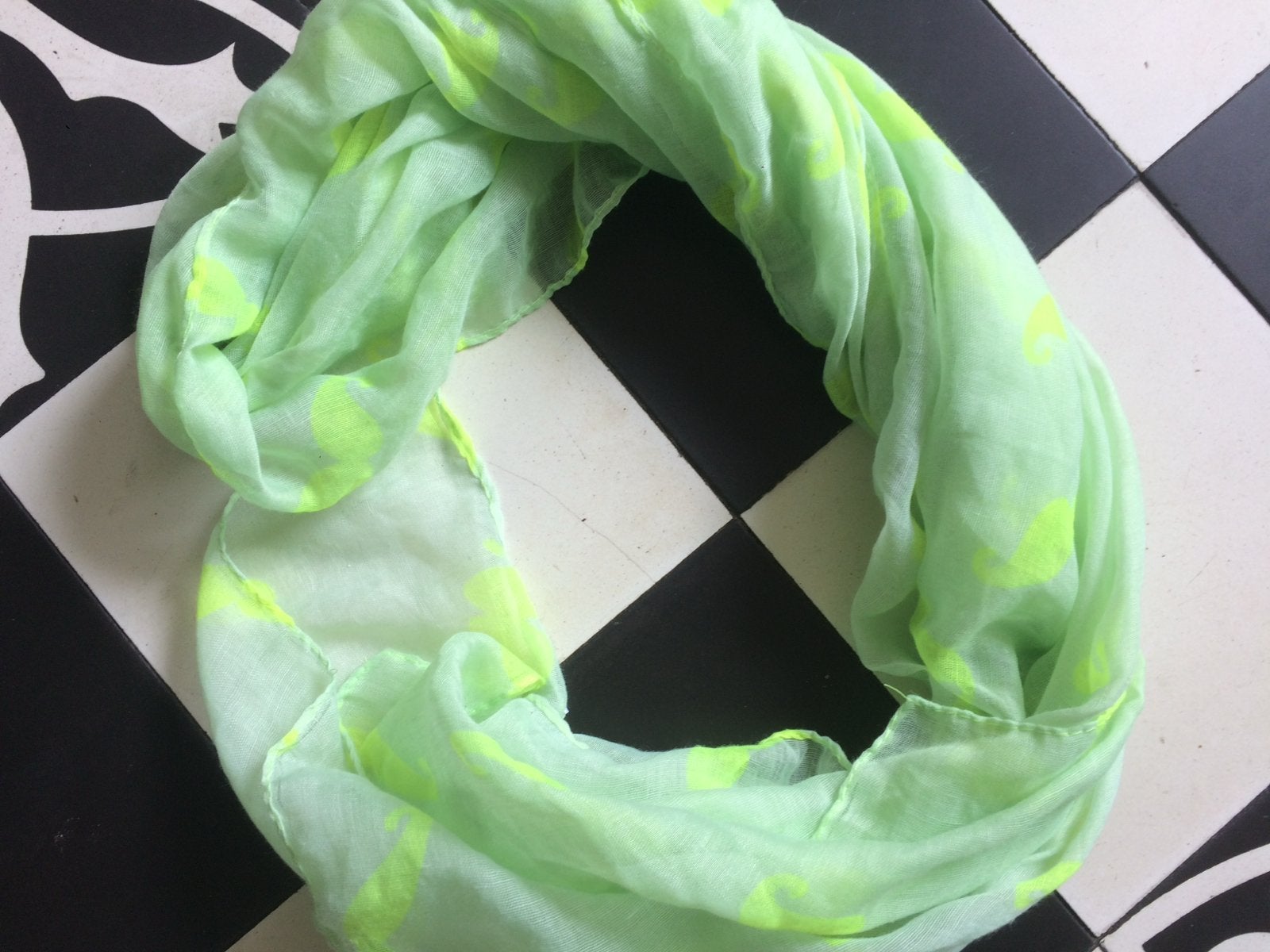 Sjaaltje met neon snorretje, Ophalen of Verzenden, Gedragen, Maat 38/40 (M), Sjaal