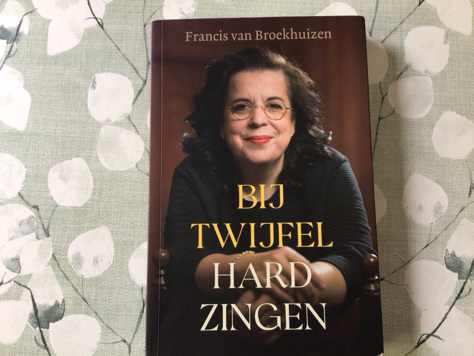 Bij Twijfel Hard Zingen - Francis van Broekhuizen, Boeken, Ophalen of Verzenden, Zo goed als nieuw, Nederland