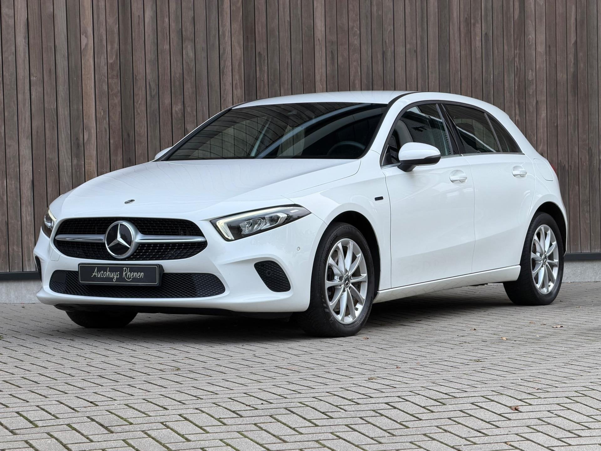 Mercedes-Benz A-klasse 250 e / Leder / Apple Carplay / DH /, Dealer onderhouden, Zwart, 4 cilinders, 15 kWh