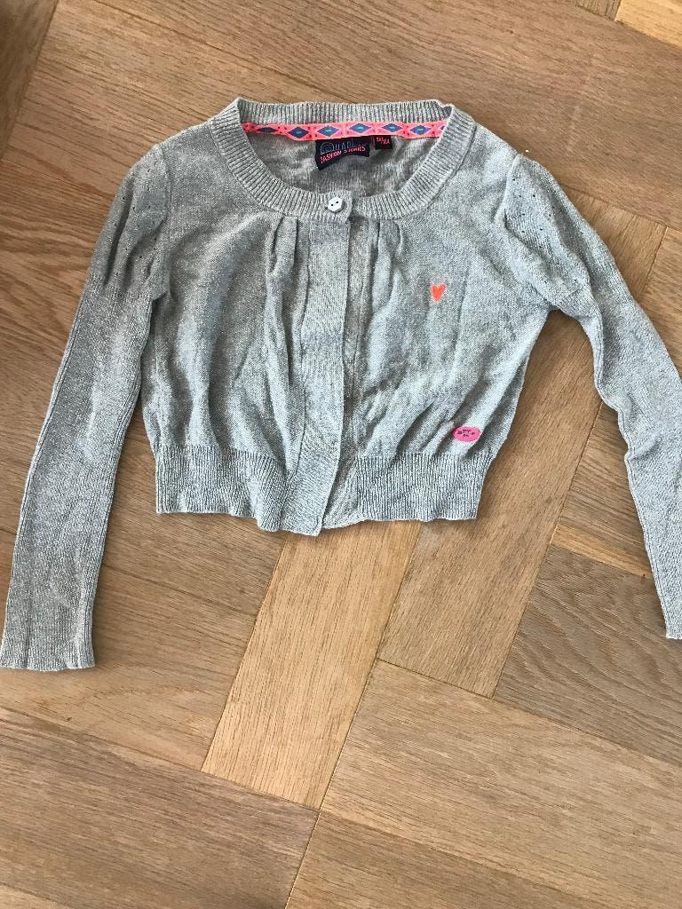 Leuke grijze bolero/vestje van Quapi 98/104 - zgan, Kinderen en Baby's, Meisje, Trui of Vest, Ophalen of Verzenden, Zo goed als nieuw