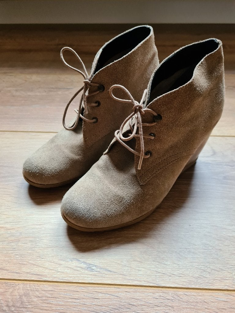 Beige sleehak van Invito maat 37, Kleding | Dames, Schoenen met lage hakken, Beige, Ophalen of Verzenden, Zo goed als nieuw