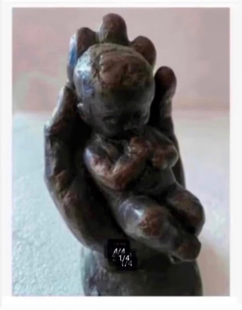 Geert Kunen beeld, kind baby in hand, steen, 11,5 cm, Ophalen of Verzenden