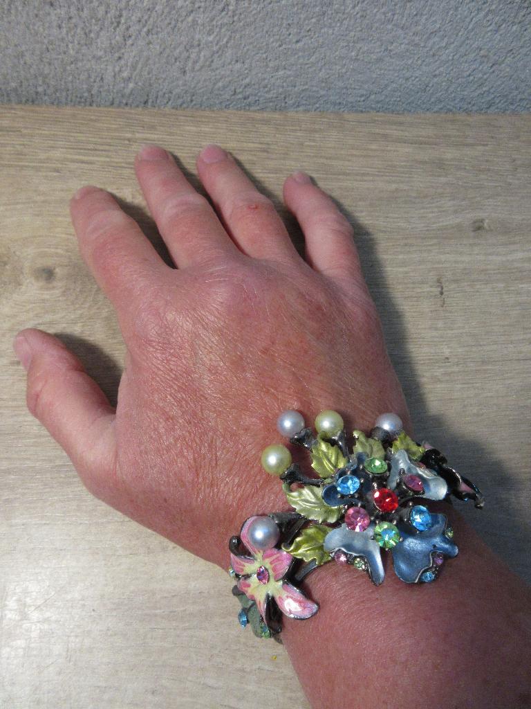 Kleurrijke vintage metalen armband, Ophalen of Verzenden, Gebruikt, Overige kleuren, Zilver