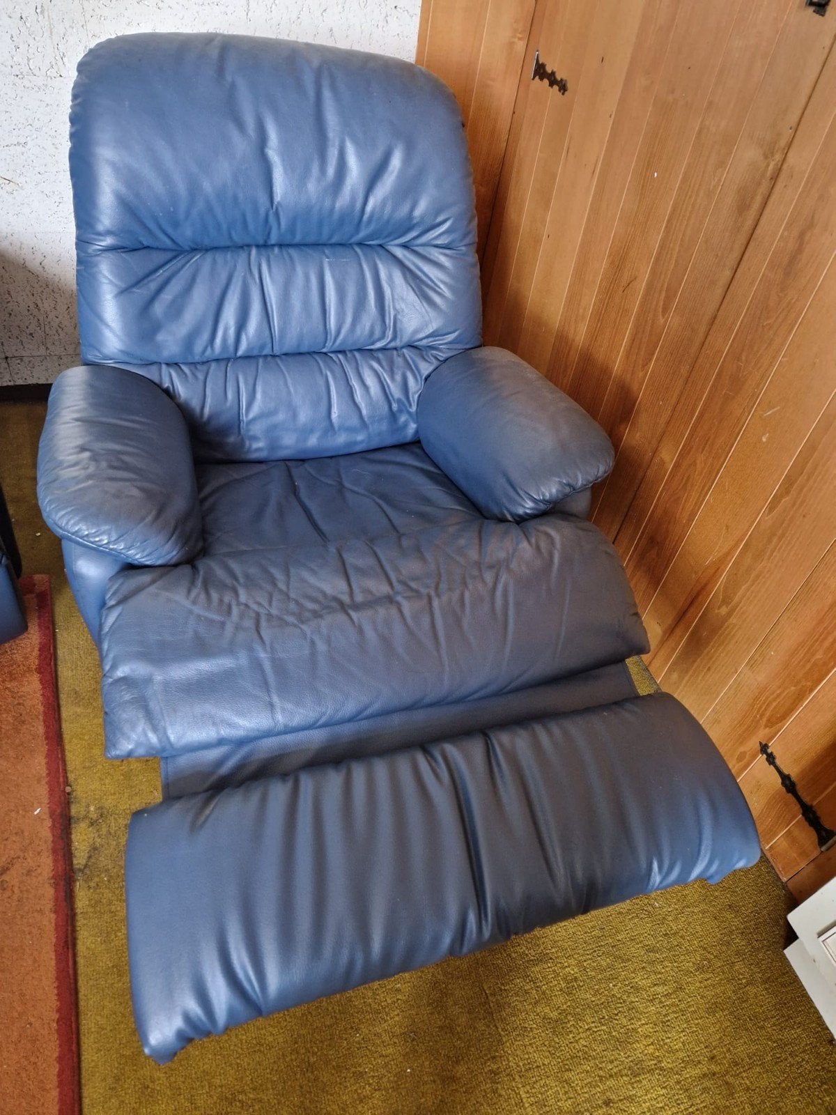 2 blauwe relaxstoelen gratis af te halen in Spijkenisse, Huis en Inrichting, Ophalen, Gebruikt, Leer