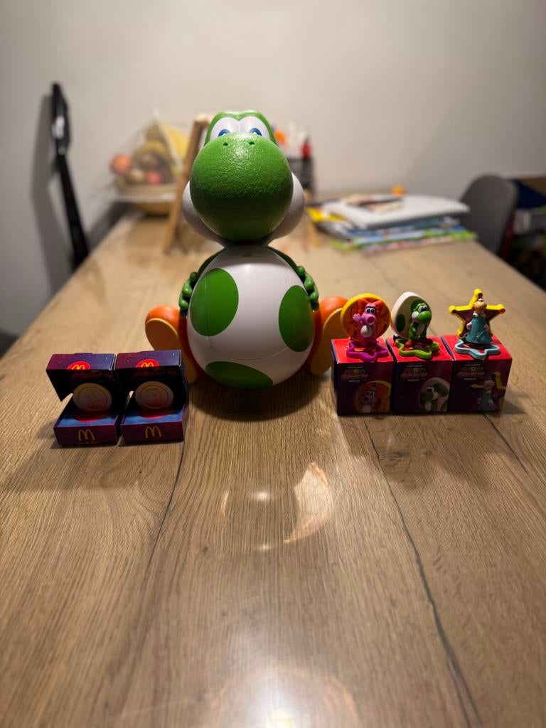 Yoshi Fan Set! Popcorn Bucket + 3 Figure + 2 Mario Munten, Ophalen of Verzenden, Zo goed als nieuw, Actiefiguur of Pop