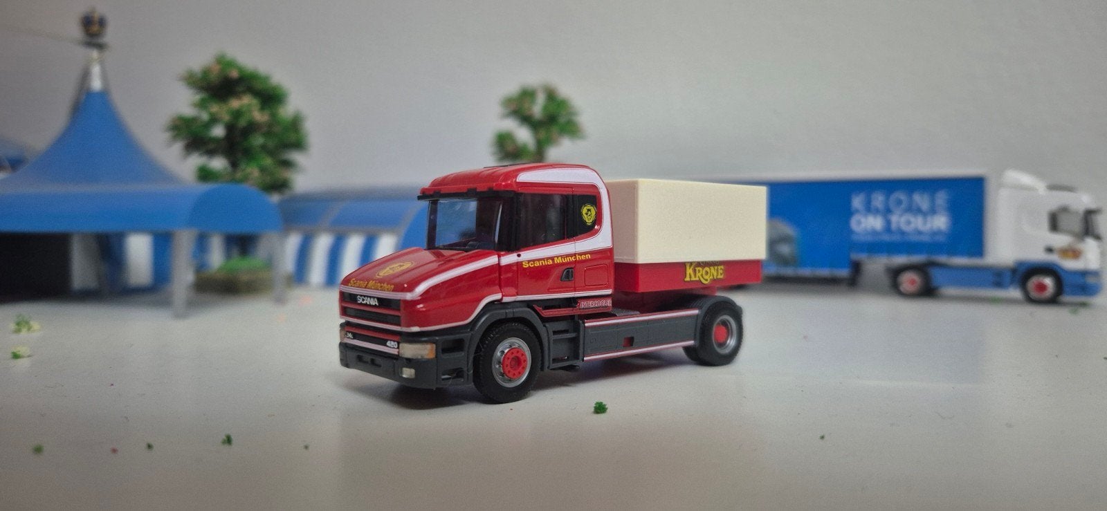 Herpa Circus Krone vrachtwagen 1:87 (spiegels los), Ophalen of Verzenden, Nieuw, Bus of Vrachtwagen, Herpa