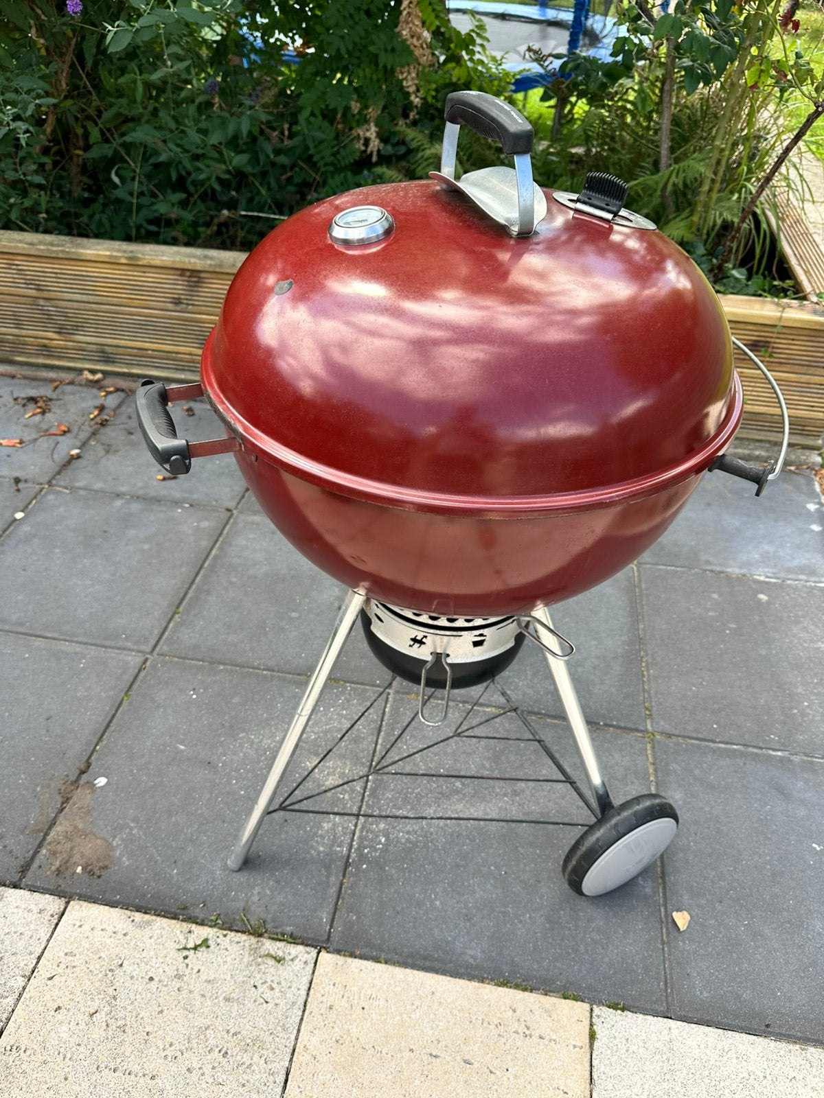 Weber Master-Touch 57 cm houtskoolbarbecue – rood/bordeaux, Ophalen, Zo goed als nieuw
