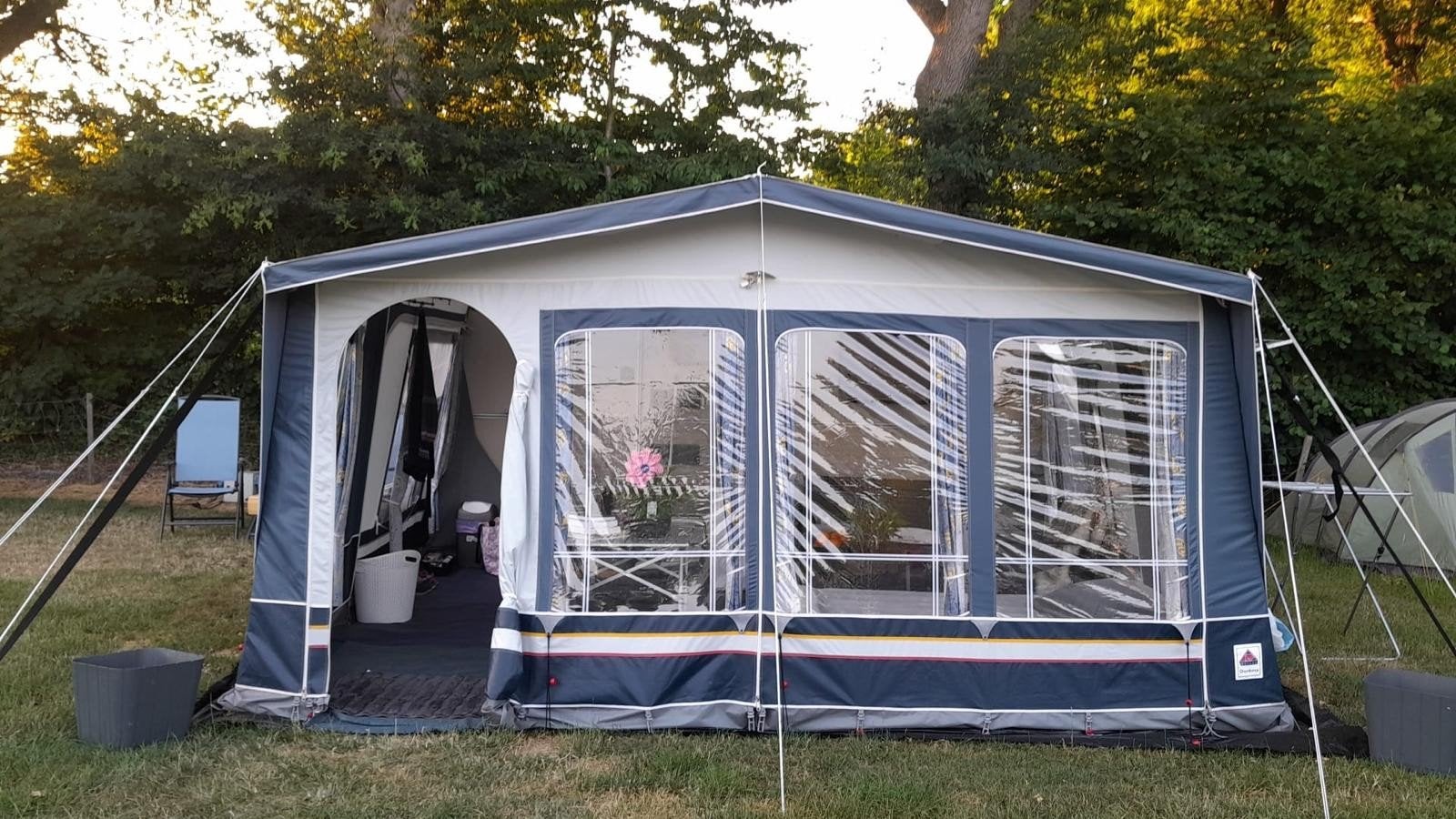 Compacte en complete KIP caravan 1988 greyline met voortent, Koelkast, Treinzit, Particulier, Tot en met 4