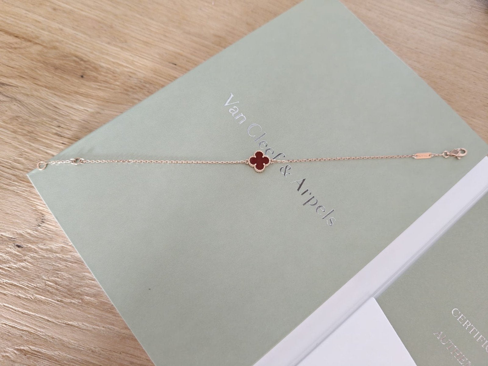 Van Cleef & Arpels Alhambra Full Set 100% Origineel, Ophalen of Verzenden, Zo goed als nieuw, Rood, Goud