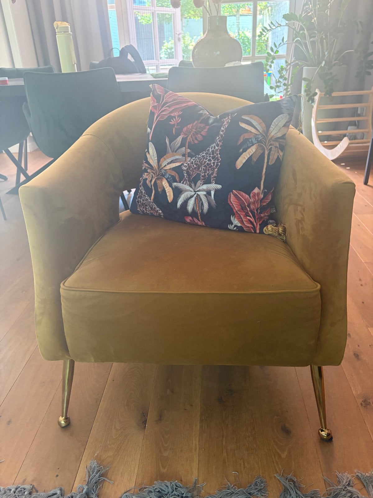 Comfortabele Okergele Fauteuil met Gouden Poten, Ophalen, Gebruikt, Minder dan 75 cm, Stof