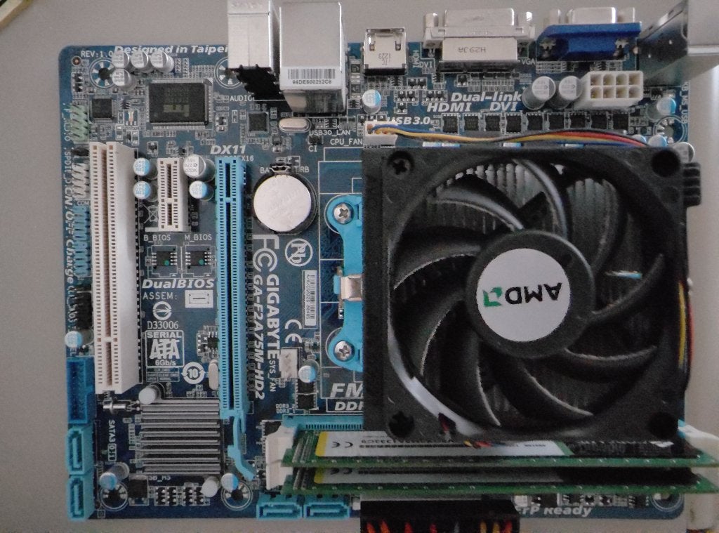 Gigabyte moederbord GA-F2A75M-HD2 Kaal, Computers en Software, Ophalen of Verzenden