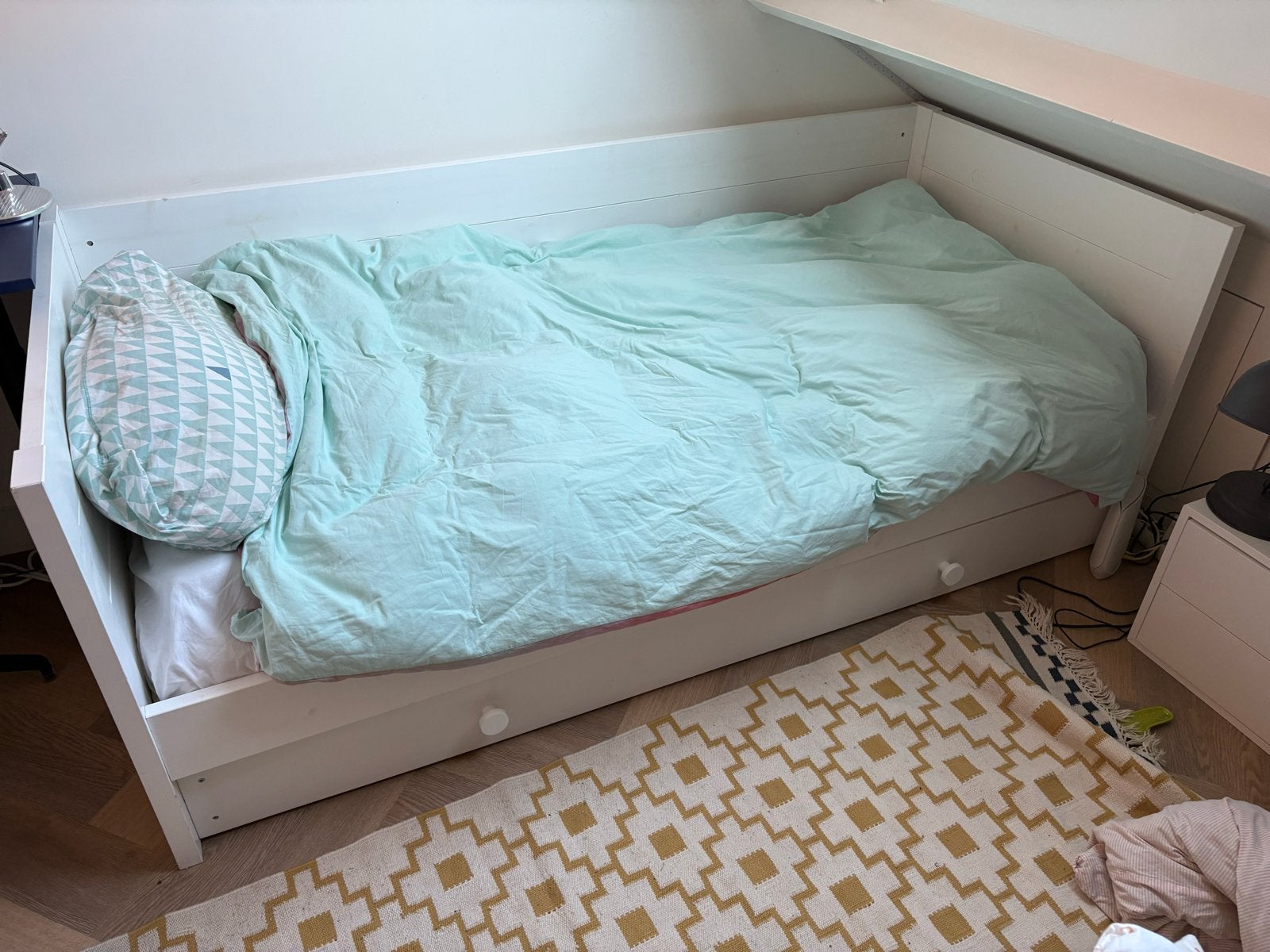 Wit kinderbed met uitschuifbaar logeerbed, Ophalen, 85 tot 100 cm, Gebruikt, Lattenbodem
