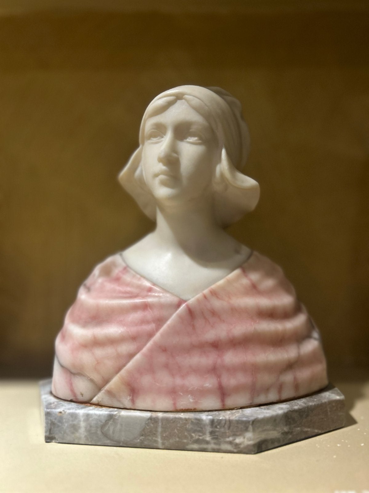 Marmeren / albast Buste van Vrouw - Gesigneerd R. Aurili, Buste, Ophalen of Verzenden, Overige materialen, Meerkleurig