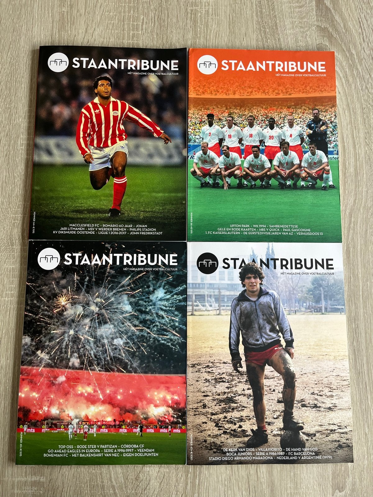 Staantribune Voetbaltijdschriften - 4 Stuks, Ophalen of Verzenden, Zo goed als nieuw, Sport en Vrije tijd