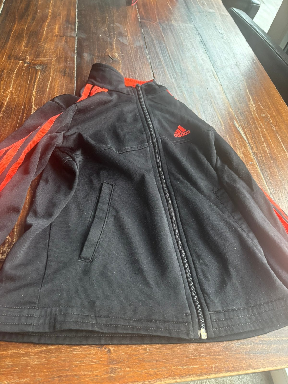 Te koop adidas trainingspak zwart met roze accenten, Kinderen en Baby's, Ophalen of Verzenden, Zo goed als nieuw, Jongen of Meisje
