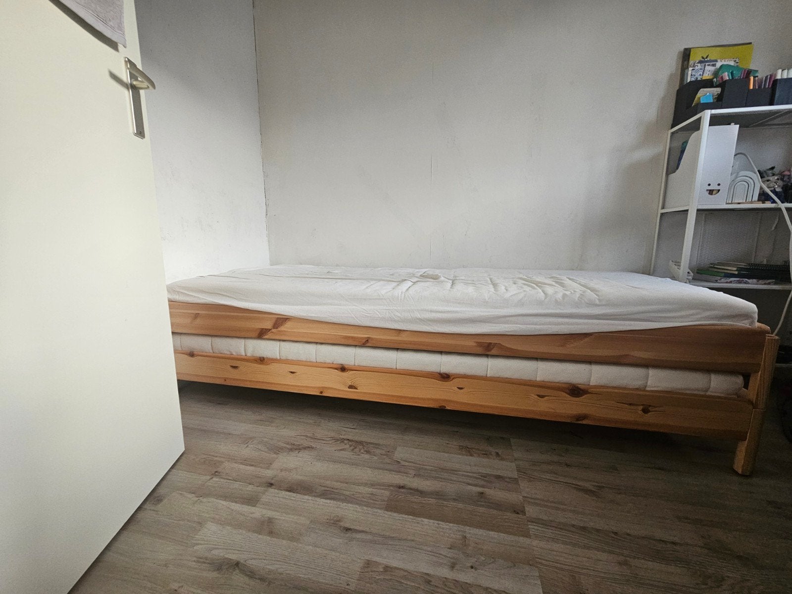 IKEA UTÅKER Stapelbed met 2 matrassen, grenen, 80x200 cm, Ophalen, Zo goed als nieuw, 80 cm, 200 cm
