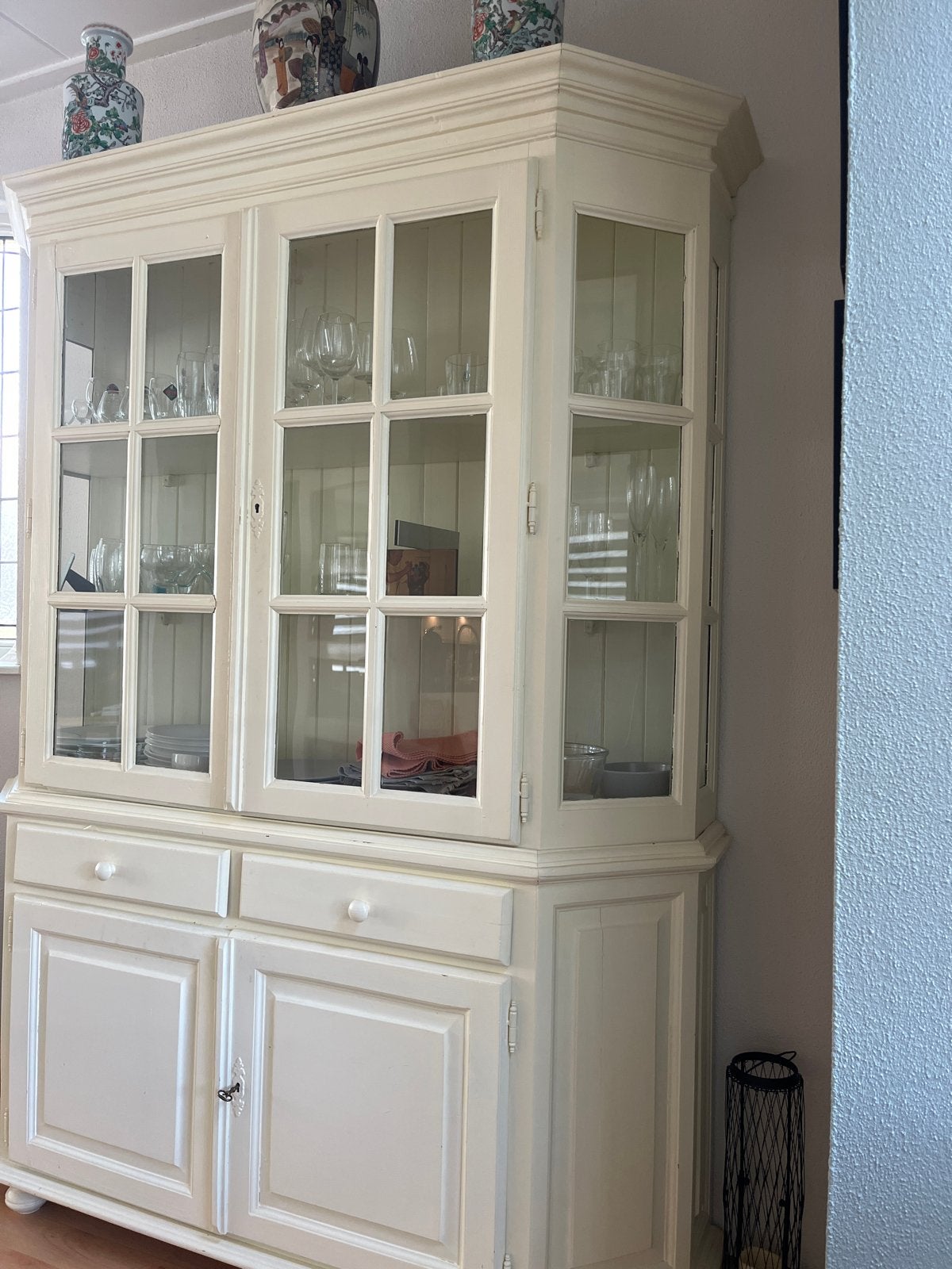 Crèmekleurige hoekkast met glazen deuren en lades, Ophalen, Gebruikt, 100 tot 150 cm, Met lade(s)