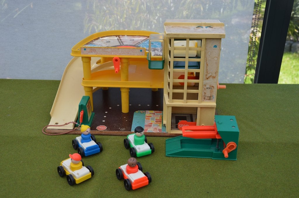 vintage Fisher Price parkeer garage uit 1970 met 4 auto+popp, Ophalen of Verzenden, Gebruikt, Speelset